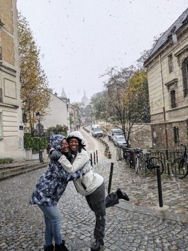 It's snowing in Paris